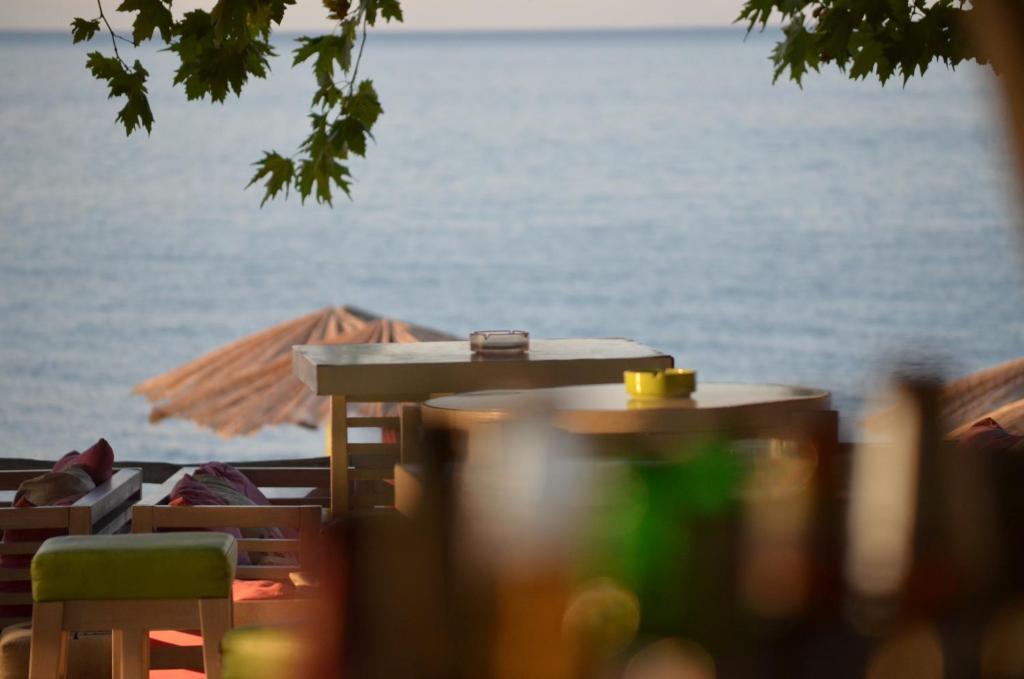 Hotel Vlassis Стомион Екстериор снимка