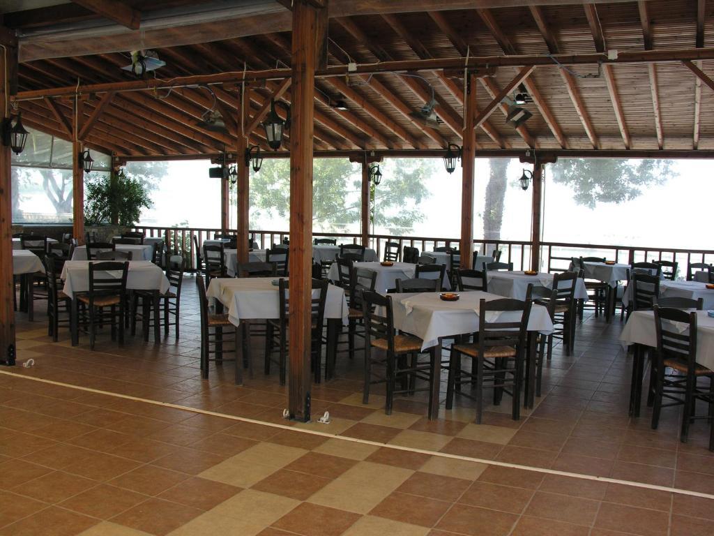 Hotel Vlassis Стомион Екстериор снимка